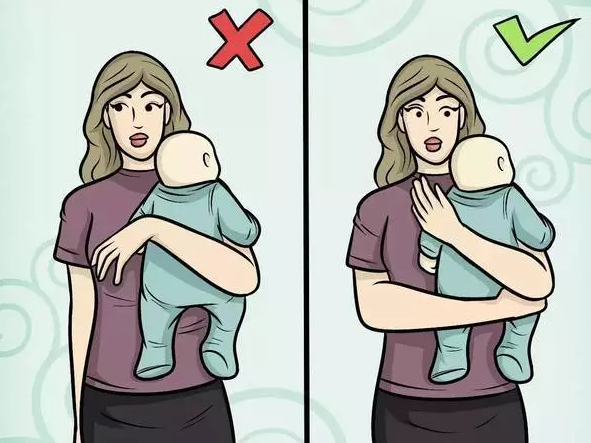 新生宝宝竖抱就会伤害脊柱？那是你抱的方法不对！