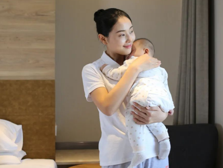 新生儿要多抱还是多躺？