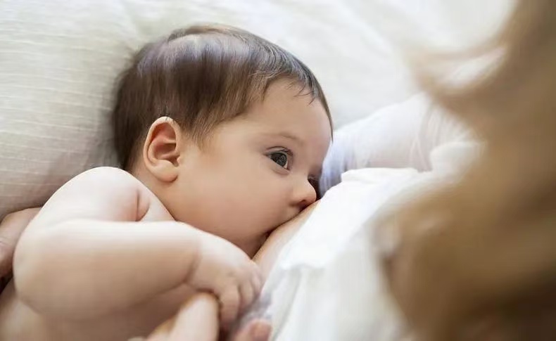 新手妈妈必看：母乳喂养的正确姿势，你做对了吗？